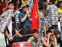 [ẢNH] Dàn cổ động viên 600 người gây ấn tượng khán đài Tây Hồ