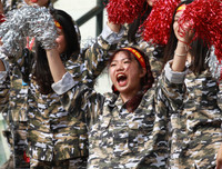 [ẢNH] Dàn cổ động viên 600 người gây ấn tượng khán đài Tây Hồ