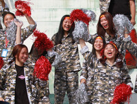 [ẢNH] Dàn cổ động viên 600 người gây ấn tượng khán đài Tây Hồ