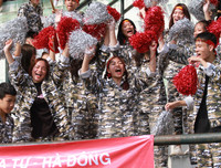 [ẢNH] Dàn cổ động viên 600 người gây ấn tượng khán đài Tây Hồ