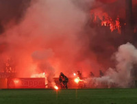 [ẢNH] Trận Hà Nội - Hải Phòng gián đoạn vì pháo sáng của cổ động viên quá khích