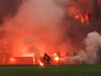 [ẢNH] Trận Hà Nội - Hải Phòng gián đoạn vì pháo sáng của cổ động viên quá khích