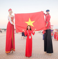 [ẢNH] Vẻ đẹp vạn người mê của fan nữ cầm cờ Việt Nam trên khán đài World Cup 2018