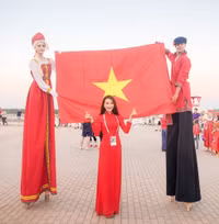 [ẢNH] Vẻ đẹp vạn người mê của fan nữ cầm cờ Việt Nam trên khán đài World Cup 2018