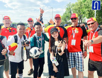 [ẢNH] Vẻ đẹp vạn người mê của fan nữ cầm cờ Việt Nam trên khán đài World Cup 2018
