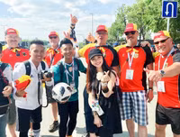 [ẢNH] Vẻ đẹp vạn người mê của fan nữ cầm cờ Việt Nam trên khán đài World Cup 2018