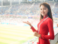 [ẢNH] Vẻ đẹp vạn người mê của fan nữ cầm cờ Việt Nam trên khán đài World Cup 2018