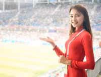 [ẢNH] Vẻ đẹp vạn người mê của fan nữ cầm cờ Việt Nam trên khán đài World Cup 2018