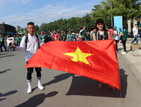 [ẢNH] Vẻ đẹp vạn người mê của fan nữ cầm cờ Việt Nam trên khán đài World Cup 2018