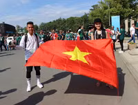 [ẢNH] Vẻ đẹp vạn người mê của fan nữ cầm cờ Việt Nam trên khán đài World Cup 2018