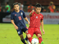 [ẢNH] 'Messi Việt' hội ngộ 'Messi Thái' sau trận hòa không bàn thắng