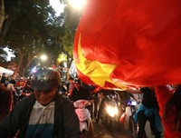 [ẢNH] Biển người đổ ra đường ăn mừng trong ngày trọng đại của bóng đá Việt Nam