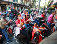 [ẢNH] Biển người đổ ra đường ăn mừng trong ngày trọng đại của bóng đá Việt Nam