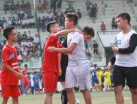 [ẢNH] Khoảnh khắc đẹp của tình bạn tại giải bóng đá học sinh Hà Nội