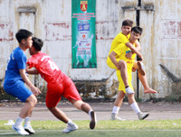 [ẢNH] Khoảnh khắc đẹp của tình bạn tại giải bóng đá học sinh Hà Nội