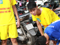 [ẢNH] Khoảnh khắc đẹp của tình bạn tại giải bóng đá học sinh Hà Nội