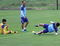 [ẢNH] Trợ lý điển trai người Hàn Quốc gây chú ý ở U23 Việt Nam