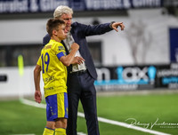 [ẢNH] Công Phượng đăm chiêu trên ghế dự bị khi không được HLV ngó ngàng tới