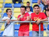 [ẢNH] Công Phượng đăm chiêu trên ghế dự bị khi không được HLV ngó ngàng tới