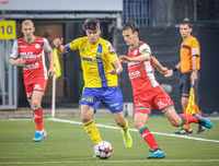 [ẢNH] Công Phượng đăm chiêu trên ghế dự bị khi không được HLV ngó ngàng tới