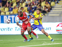 [ẢNH] Công Phượng đăm chiêu trên ghế dự bị khi không được HLV ngó ngàng tới