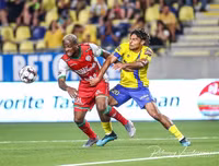 [ẢNH] Công Phượng đăm chiêu trên ghế dự bị khi không được HLV ngó ngàng tới