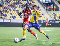 [ẢNH] Công Phượng đăm chiêu trên ghế dự bị khi không được HLV ngó ngàng tới