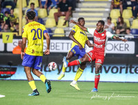 [ẢNH] Công Phượng đăm chiêu trên ghế dự bị khi không được HLV ngó ngàng tới