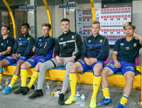 [ẢNH] Công Phượng đăm chiêu trên ghế dự bị khi không được HLV ngó ngàng tới