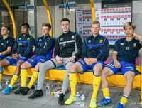 [ẢNH] Công Phượng đăm chiêu trên ghế dự bị khi không được HLV ngó ngàng tới