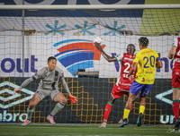 [ẢNH] Công Phượng đăm chiêu trên ghế dự bị khi không được HLV ngó ngàng tới