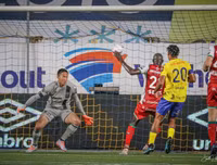 [ẢNH] Công Phượng đăm chiêu trên ghế dự bị khi không được HLV ngó ngàng tới