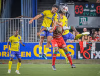 [ẢNH] Công Phượng đăm chiêu trên ghế dự bị khi không được HLV ngó ngàng tới