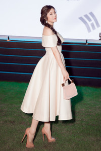 Lý Nhã Kỳ hóa nàng Lọ Lem với bộ váy khoe vai trần gợi cảm