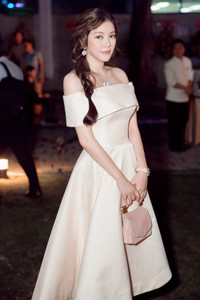 Lý Nhã Kỳ hóa nàng Lọ Lem với bộ váy khoe vai trần gợi cảm