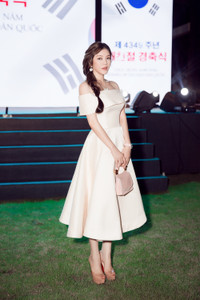 Lý Nhã Kỳ hóa nàng Lọ Lem với bộ váy khoe vai trần gợi cảm