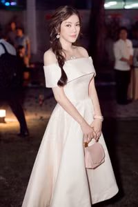 Lý Nhã Kỳ hóa nàng Lọ Lem với bộ váy khoe vai trần gợi cảm