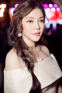 Lý Nhã Kỳ hóa nàng Lọ Lem với bộ váy khoe vai trần gợi cảm