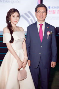 Lý Nhã Kỳ hóa nàng Lọ Lem với bộ váy khoe vai trần gợi cảm