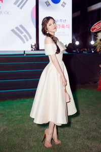 Lý Nhã Kỳ hóa nàng Lọ Lem với bộ váy khoe vai trần gợi cảm