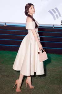 Lý Nhã Kỳ hóa nàng Lọ Lem với bộ váy khoe vai trần gợi cảm