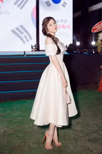 Lý Nhã Kỳ hóa nàng Lọ Lem với bộ váy khoe vai trần gợi cảm