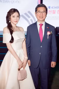 Lý Nhã Kỳ hóa nàng Lọ Lem với bộ váy khoe vai trần gợi cảm