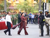 [ẢNH] Thích thú hình ảnh Cảnh sát cơ động kỵ binh diễu hành tại Hà Nội