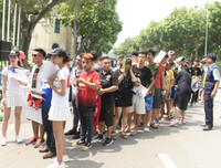 Cựu danh thủ M.U vui vẻ chụp ảnh cùng người hâm mộ tại phố đi bộ hồ Gươm