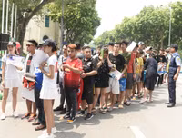 Cựu danh thủ M.U vui vẻ chụp ảnh cùng người hâm mộ tại phố đi bộ hồ Gươm