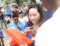 Cựu danh thủ M.U vui vẻ chụp ảnh cùng người hâm mộ tại phố đi bộ hồ Gươm