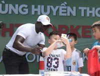 Cựu danh thủ M.U vui vẻ chụp ảnh cùng người hâm mộ tại phố đi bộ hồ Gươm