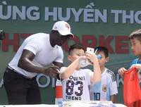 Cựu danh thủ M.U vui vẻ chụp ảnh cùng người hâm mộ tại phố đi bộ hồ Gươm