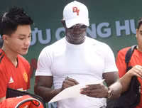 Cựu danh thủ M.U vui vẻ chụp ảnh cùng người hâm mộ tại phố đi bộ hồ Gươm